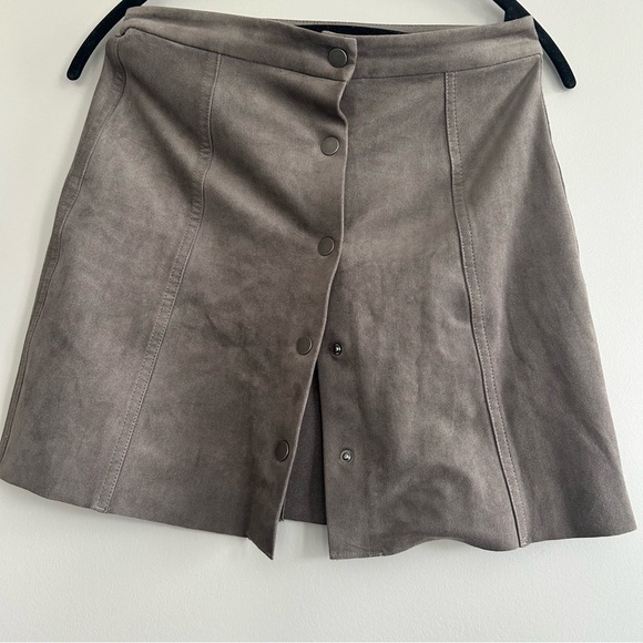 Aritzia WILFRED FREE Centinela Skirt A Line Mini Button Front Faux Suede Size 6 - Picture 4 of 5